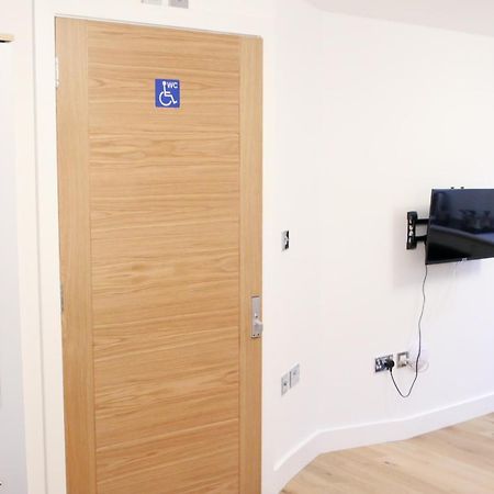 Lovely Studio Apartment With Access For Wheel-Chairs In Sydenham Londra Esterno foto