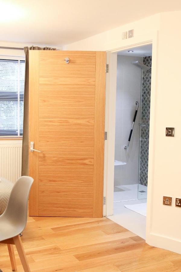 Lovely Studio Apartment With Access For Wheel-Chairs In Sydenham Londra Esterno foto